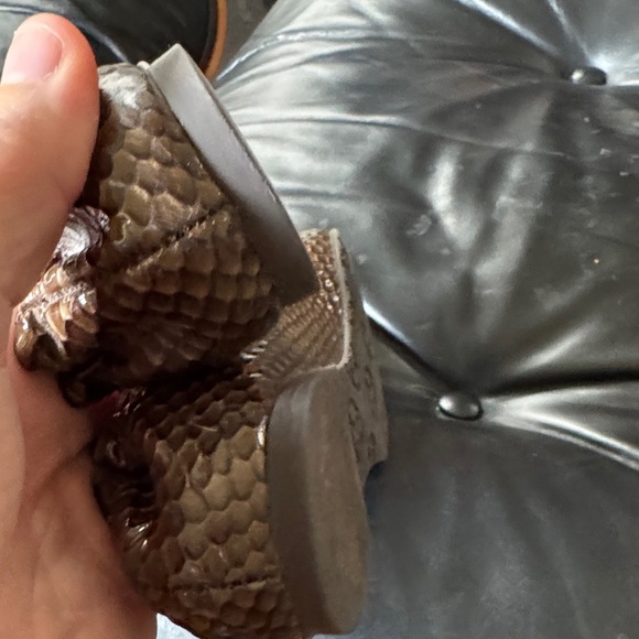 Tory Burch Brown Textured Flats with Gold Emblem - Picture 6 of 9